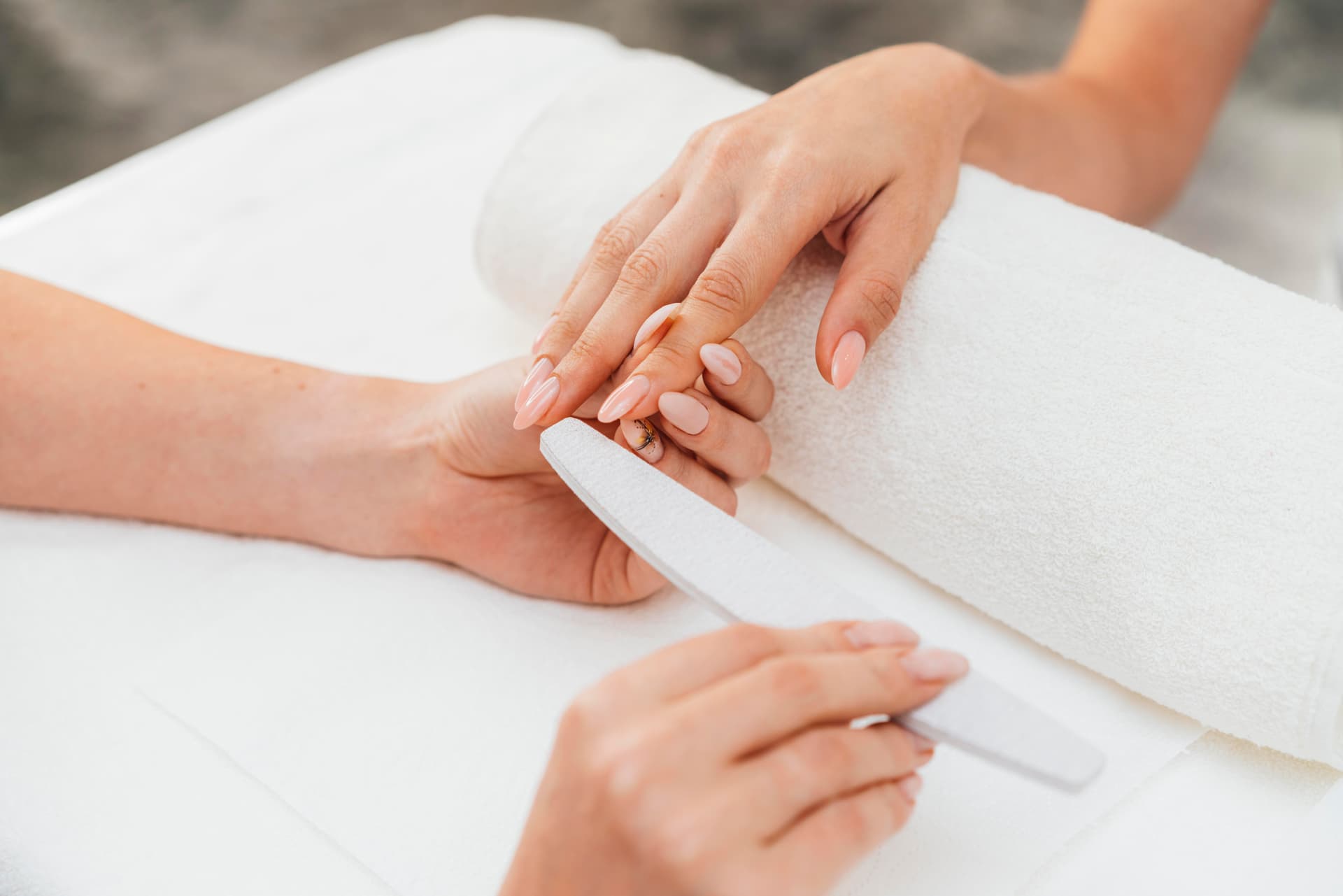 Maniküre und Wimpernlaminierung